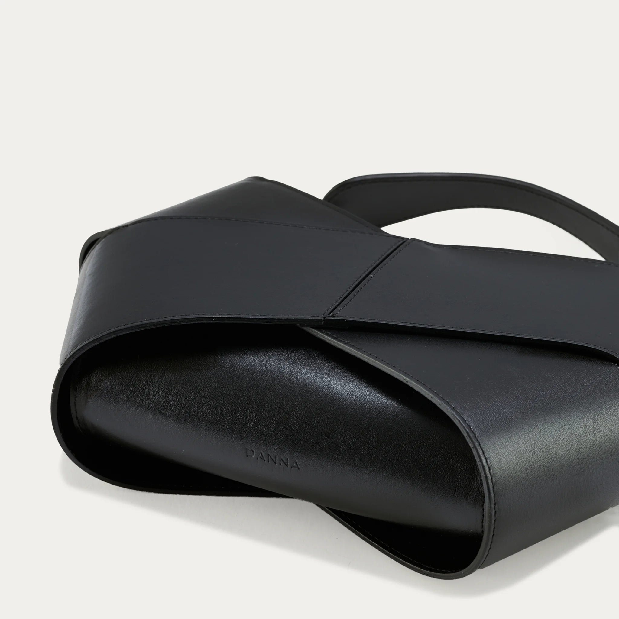 Czarny woreczek zamszowy